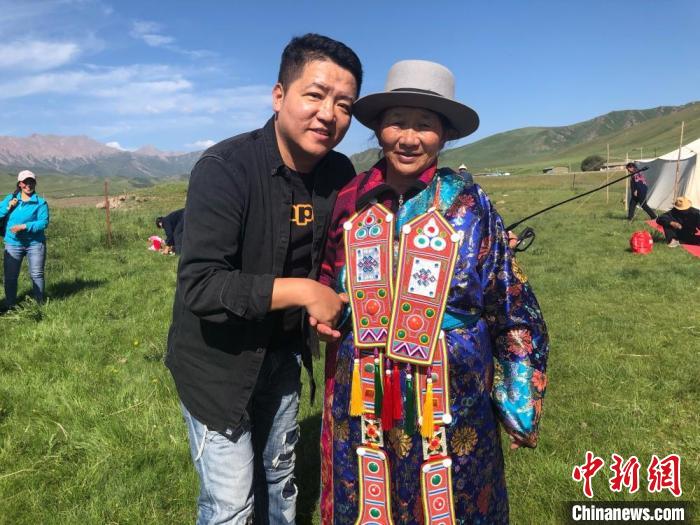 圖為拍攝紀(jì)錄片《西茂的婚禮》期間，張輝剛(左)與裕固族老人合影留念。(資料圖) 張輝剛供圖