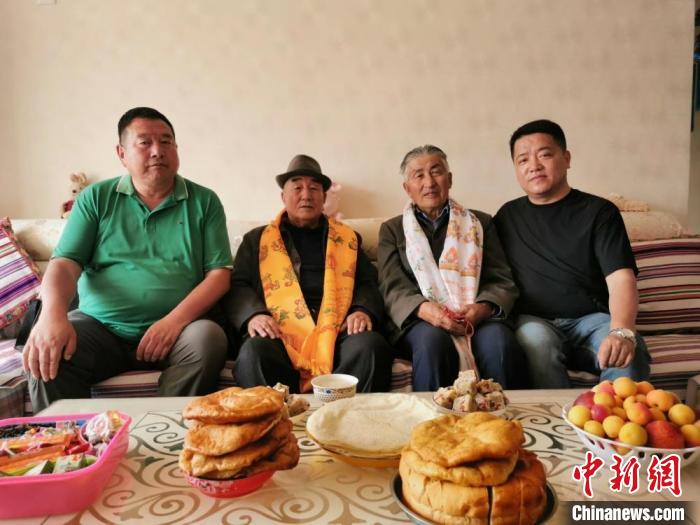 圖為張輝剛(右一)拜訪甘肅肅南縣裕固族德高望重的老人。(資料圖) 張輝剛供圖