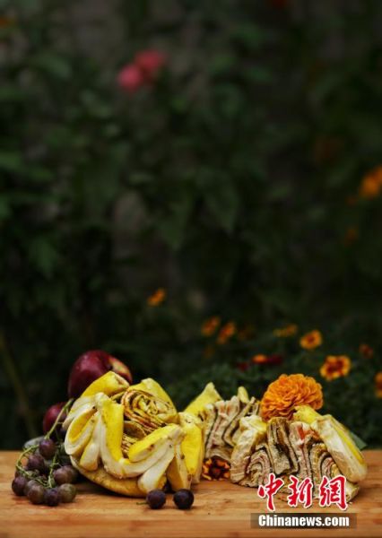 圖為做好的月餅，狀似玫瑰，切開后層層疊疊，色彩斑斕。張文 攝