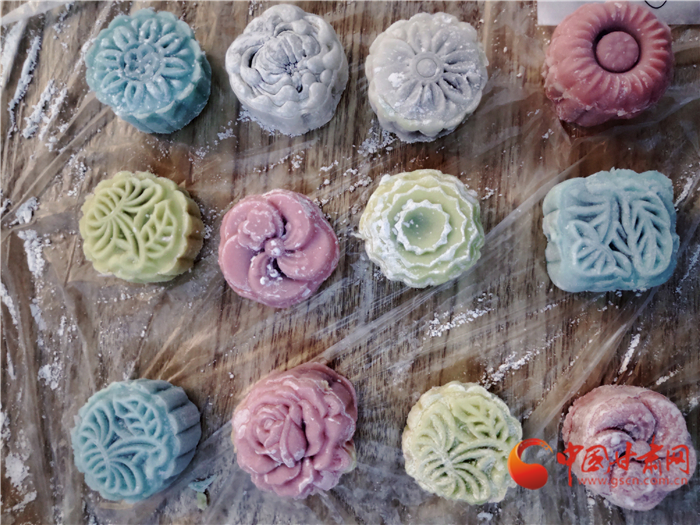 【網絡中國節(jié)·中秋】蘭州：社區(qū)居民自己動手制作冰皮月餅 其樂融融過中秋