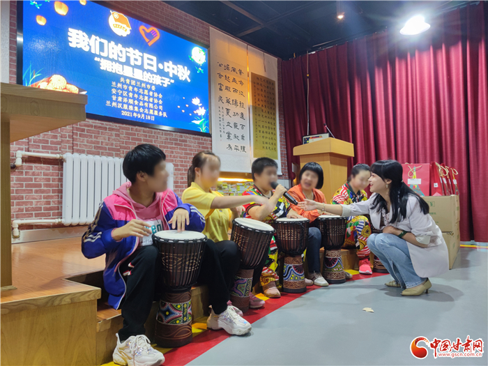 【網絡中國節(jié)·中秋】共青團蘭州市委等部門給特殊兒童送祝福