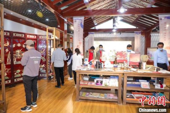 圖為甘肅“一會(huì)一節(jié)”期間，位于敦煌的天水市展館中，民眾觀賞文創(chuàng)產(chǎn)品?！「拭C省文化和旅游廳供圖