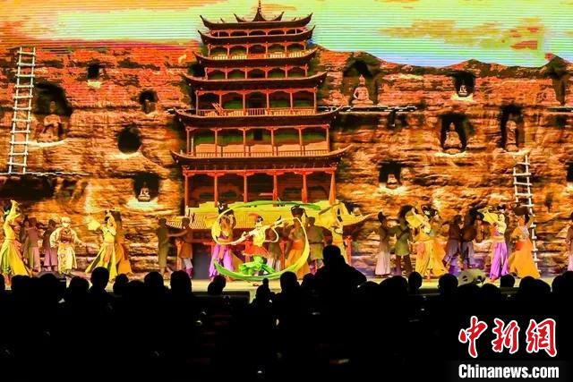開幕式文藝展示“相約敦煌”，通過數(shù)字技術(shù)將莫高窟“搬到”演出現(xiàn)場(chǎng)?！「拭C省文化和旅游廳供圖
