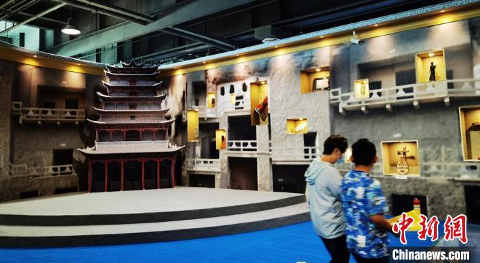 該展覽還借助科技手段，復(fù)原“藏經(jīng)洞”場景，將莫高窟“搬進(jìn)”展廳?！《∷?攝