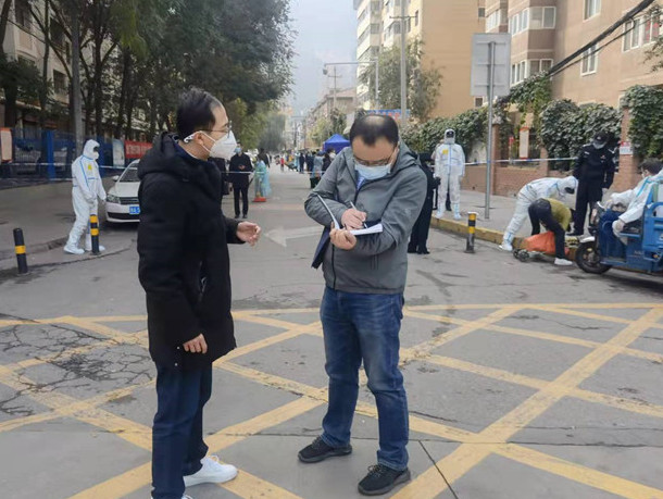 蘭州市紀(jì)委監(jiān)委干部下沉一線詳細(xì)詢問疫情防控情況。.jpg