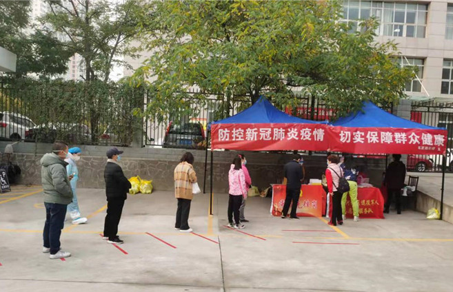 城關(guān)區(qū)紀(jì)委監(jiān)委各監(jiān)督檢查組督促各街道核酸檢測(cè)點(diǎn)落實(shí)“一米線”制度。.jpg