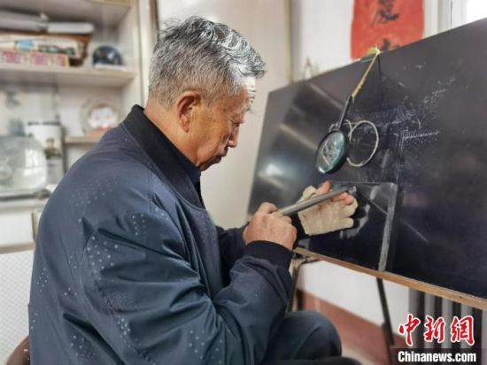 圖為陶世清在創(chuàng)作中?！钅?攝