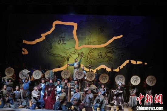 作為隴劇“梅花”，雷通霞在《大禹治水》中甘當“綠葉”，該劇推出后，反響十分熱烈。(資料圖) 楊艷敏 攝