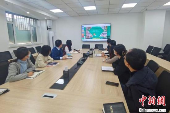 圖為甘肅教育出版社《寫給青少年的敦煌故事》叢書項目組，探討圖書封面設計。　閆姣 攝