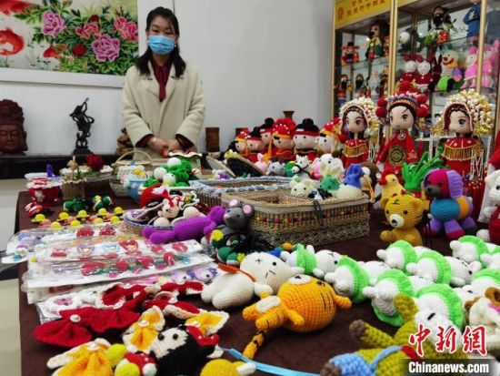 圖為隴原巧手展示手工藝品。(資料圖) 徐雪 攝