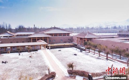 圖為雪落大漠古堡——敦煌山莊?！⊥醣筱y 攝