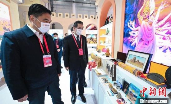 圖為甘肅省副省長孫雪濤(左)與甘肅省文化和旅游廳廳長陳衛(wèi)中(右)一同參觀“甘肅館”?！「拭C省文化和旅游廳供圖