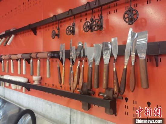 圖為徐晉林制作雕版敦煌壁畫所用工具?！￠Z姣 攝