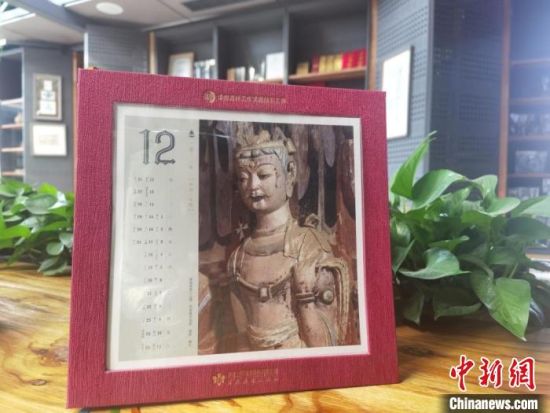 圖為徐晉林制作的敦煌題材的手工書《走進(jìn)沙漠敦煌——莫高窟與藏書票藝術(shù)》，深受讀者喜愛(ài)。　閆姣 攝