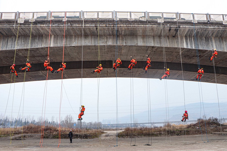 硬核！甘肅天水森林消防員百米高空練技能