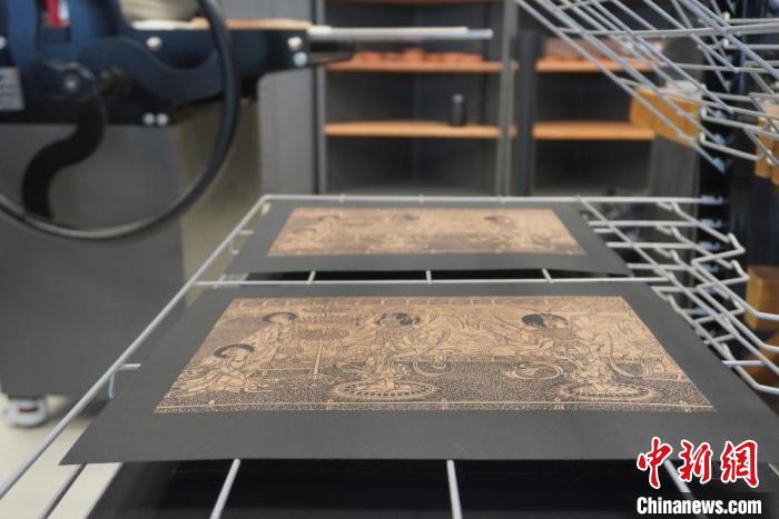 圖為徐晉林工作室制作的雕版敦煌壁畫(huà)印刷成品展示。　九美旦增 　攝