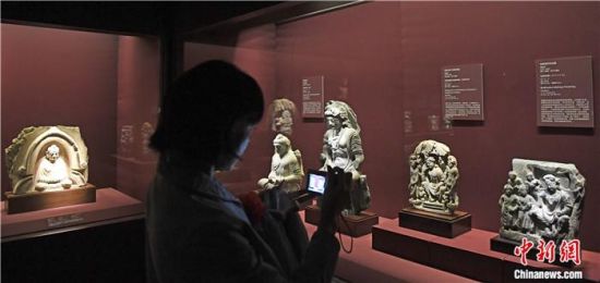 2018年8月，《平山郁夫的絲路世界——平山郁夫絲綢之路美術(shù)館文物展》在甘肅敦煌莫高窟開(kāi)展。中新社記者 楊艷敏 攝