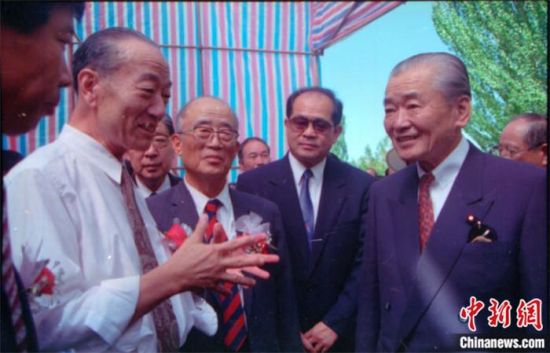 1994年8月，時(shí)任日本首相竹下登(右一)與時(shí)任敦煌研究院院長(zhǎng)段文杰在莫高窟親切交談。中新社發(fā) 婁婕 供圖