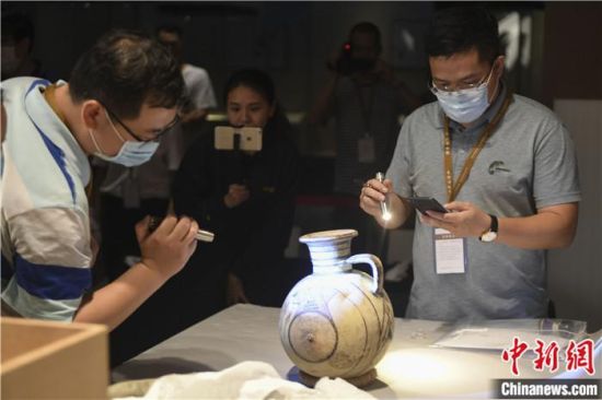 2020年6月，在長(zhǎng)沙博物館舉行“從地中海到中國(guó)：絲路寶藏——平山郁夫絲綢之路美術(shù)館藏文物展”前，專(zhuān)家開(kāi)箱鑒定文物。中新社記者 楊華峰 攝