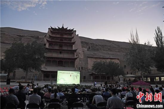 2018年8月，在敦煌莫高窟標(biāo)志性建筑“九層樓”前，《回顧平山郁夫先生的貢獻(xiàn)》座談會(huì)舉行。來(lái)自中日兩國(guó)的專(zhuān)家、學(xué)者共同懷念這位情系敦煌數(shù)十載的繪畫(huà)巨匠、中日友好的文化使者、世界文化遺產(chǎn)的守護(hù)者。中新社記者 楊艷敏 攝