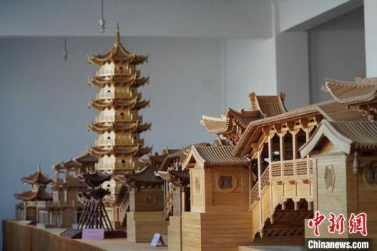 圖為古建筑模型制作技藝傳習(xí)所展廳內(nèi)的微縮古建筑作品。　九美旦增 　攝