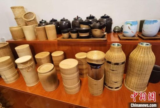 圖為展陳的一件件精致可愛(ài)的竹編農(nóng)具工藝品?！●T志軍 攝