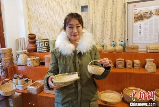 40多種精小玲瓏、純手工制作的新型盛食容器、居家工藝品等，每一件都令人愛(ài)不釋手?！●T志軍 攝