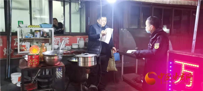 蘭州市榆中縣開展規(guī)范夜市環(huán)境衛(wèi)生專項(xiàng)整治行動