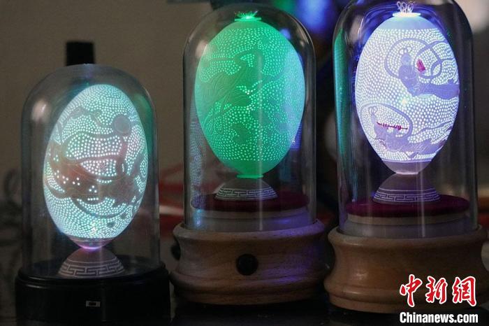 圖為以敦煌飛天為元素的蛋雕作品?！【琶赖ぴ?攝