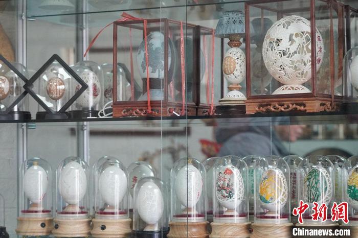 圖為吳義澤收藏柜內(nèi)的蛋雕作品。　九美丹增 攝