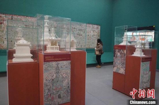 圖為觀眾欣賞數(shù)字復制壁畫?！【琶赖┰?攝