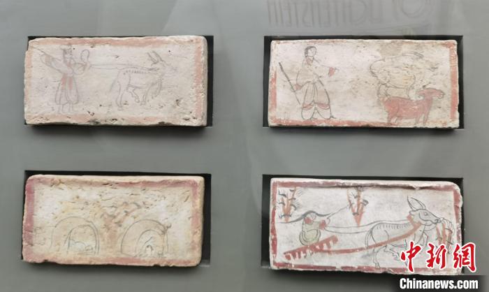 圖為嘉峪關(guān)長(zhǎng)城博物館館藏文物魏晉墓彩繪畫像磚中豐富多彩的古代農(nóng)牧業(yè)生產(chǎn)活動(dòng)。(資料圖) 丁思 攝