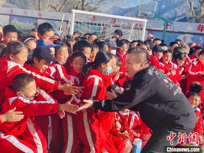 1月初，第五屆“街舞進(jìn)藏鄉(xiāng)”公益助學(xué)活動(dòng)在甘肅甘南結(jié)束，旨在讓藏族學(xué)子感受到街舞魅力?！￡惿菩?攝