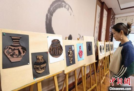 圖為學生用衍紙材料制作的彩陶紋飾?！⒂裉?攝