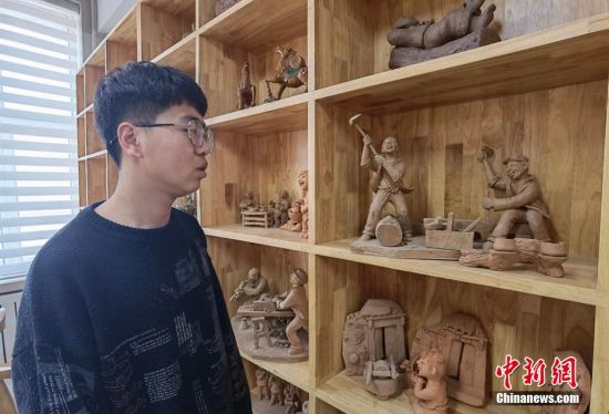 圖為學(xué)生介紹作品。 劉玉桃 攝