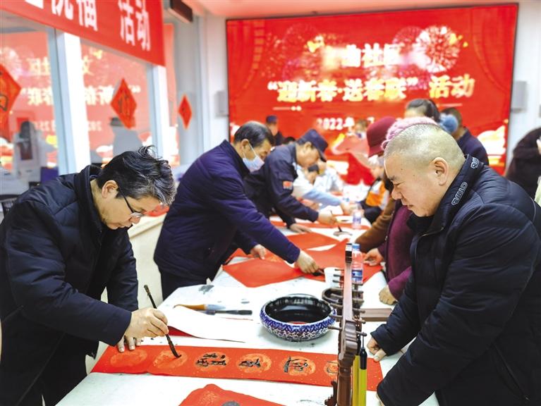 蘭州新區(qū)開展“墨香四溢送春聯(lián)·情暖文曲送祝?！被顒?>
        </a><em>蘭州新區(qū)開展“墨香四溢送春聯(lián)·情暖文曲送祝?！被顒?/em></li>
    <li><a  target=