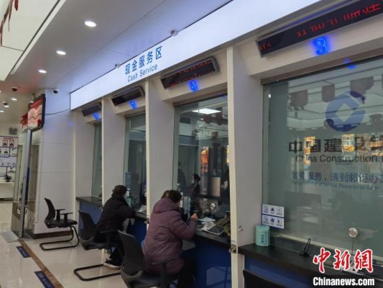 圖為蘭州市民在銀行兌換新鈔?！⌒煅?攝