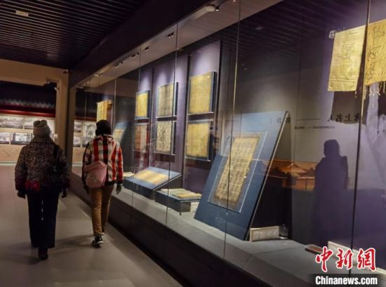 圖為蘭州市民參觀博物館展品。　徐雪 攝
