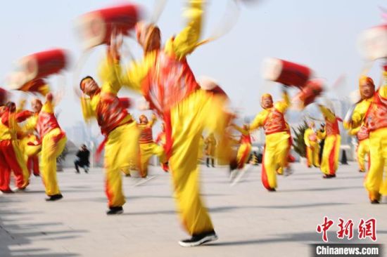 2019年2月19日，演員在黃河岸邊的蘭州水車(chē)博覽園內(nèi)進(jìn)行太平鼓表演，歡慶元宵佳節(jié)。(資料圖) 　楊艷敏 攝