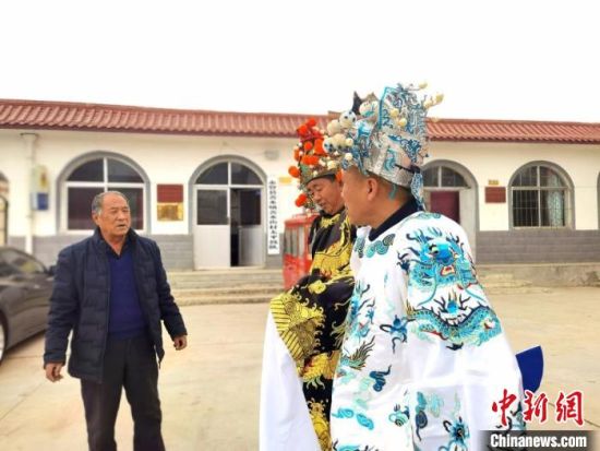 圖為69歲的“苦水高高蹺”國家級傳承人巨海全(左一)，叮囑徒弟們高高蹺練習(xí)技巧要領(lǐng)?！￠Z姣 攝