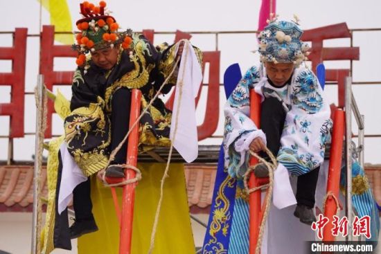 圖為“苦水高高蹺”表演者通過麻繩將腳固定在腳踏板，并在腿部纏繞六七圈?！【琶赖┰?攝