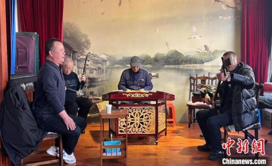 圖為蘭州鼓子愛好者在傳習所內(nèi)互相搭檔上臺演出。　張煜曼 攝