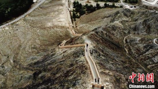 圖為甘肅嘉峪關(guān)懸臂長(zhǎng)城吸引游客打卡 。(資料圖) 李亞龍 攝