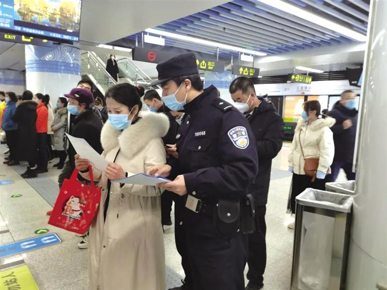 講解詐騙套路 普及“斷卡”常識 蘭州城關(guān)公安分局、交通治安分局聯(lián)合反詐宣傳進地鐵