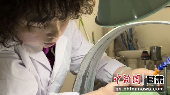 夜光杯制作學(xué)徒謝小琴坦言，雖工作枯燥，但是能夠掌握國家級非遺技藝是很自豪的。王牧雨 攝