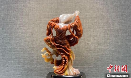 圖為翩然起舞的飛天玉雕?！「攥?攝