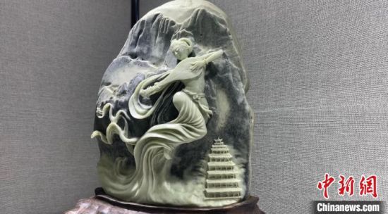 圖為李學(xué)平的玉雕作品。　高瑩 攝