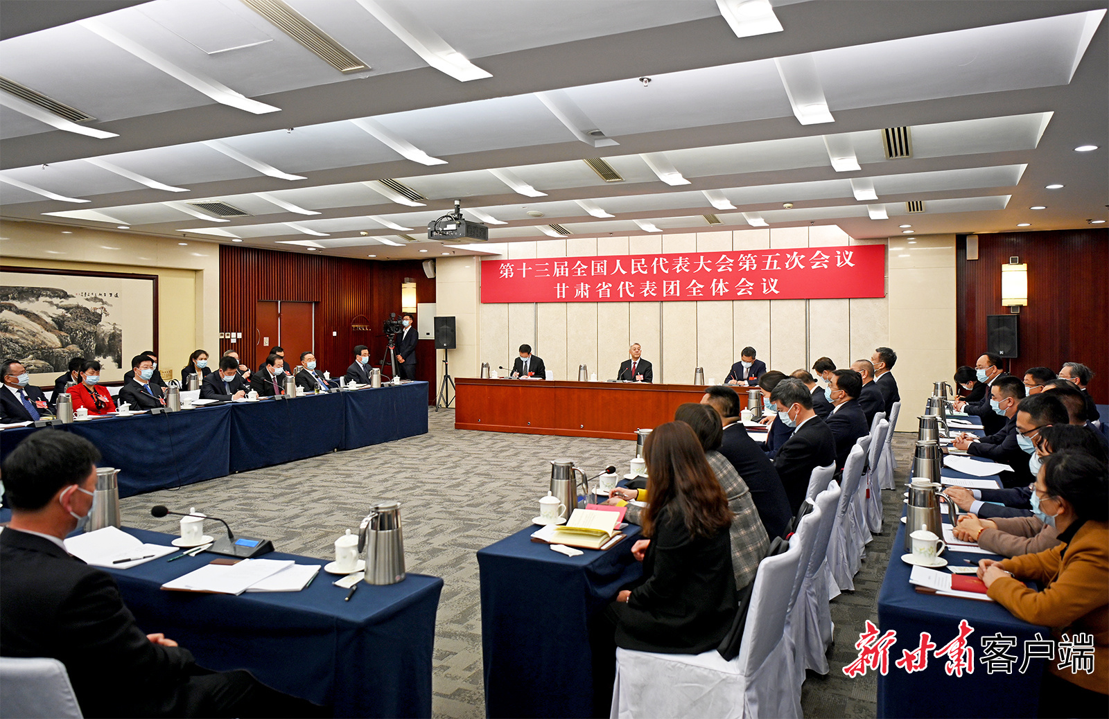 甘肅代表團舉行全體會議，尹弘主持并講話