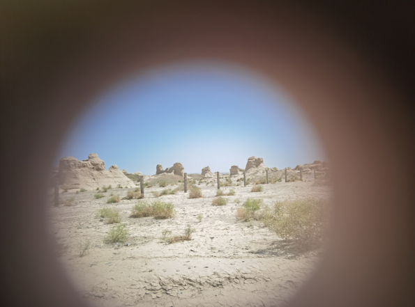 插圖2：透過河西走廊遺存的古陶片孔洞所見。攝影：陳曉斌。拍攝日期：2020年6月。