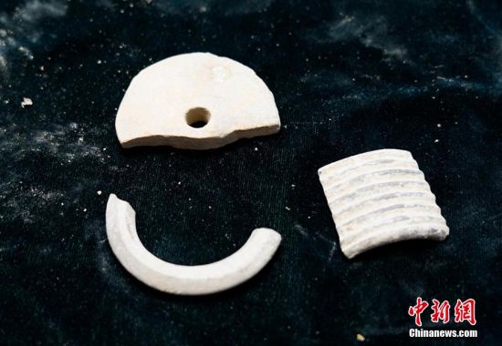 圖為靜寧縣賈河鄉(xiāng)竇坪村出土的佩飾。 夏劍鋒 攝